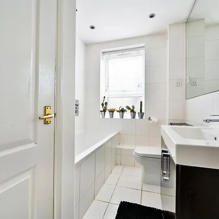 Апартаменты Cosy 1-Bed E15, Sleeps 4, 1 Min From Tube Station Near O2 Arena Лондон Экстерьер фото