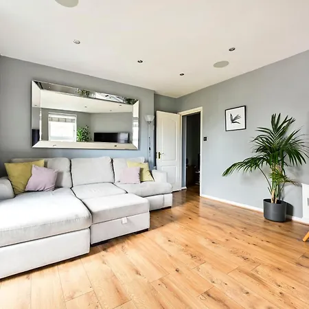 Апартаменты Cosy 1-Bed E15, Sleeps 4, 1 Min From Tube Station Near O2 Arena Лондон Экстерьер фото