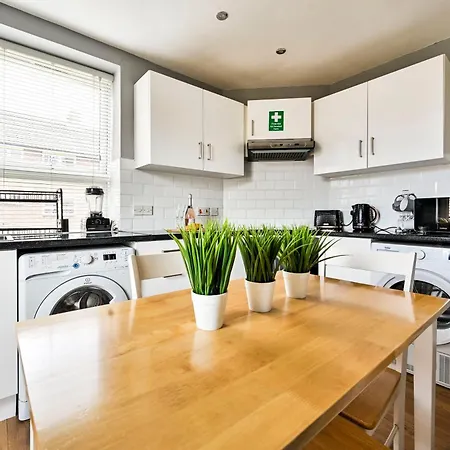 Апартаменты Cosy 1-Bed E15, Sleeps 4, 1 Min From Tube Station Near O2 Arena Лондон Экстерьер фото