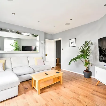 Апартаменты Cosy 1-Bed E15, Sleeps 4, 1 Min From Tube Station Near O2 Arena Лондон Экстерьер фото