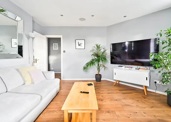Cosy 1-Bed E15, Sleeps 4, 1 Min From Tube Station Near O2 Arena