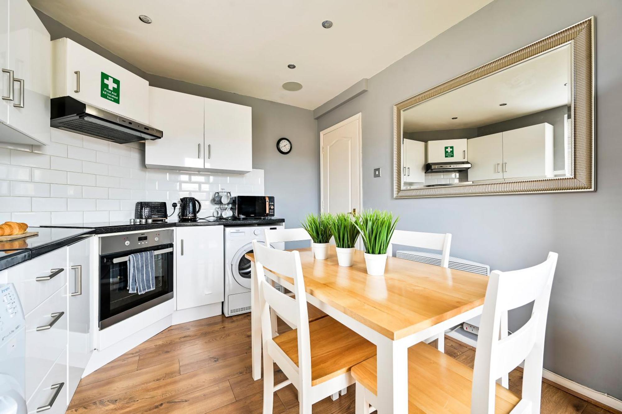 Apartment Cosy 1-bed E15, Sleeps 4, 1 Min From Tube Station Near O2 Arena London