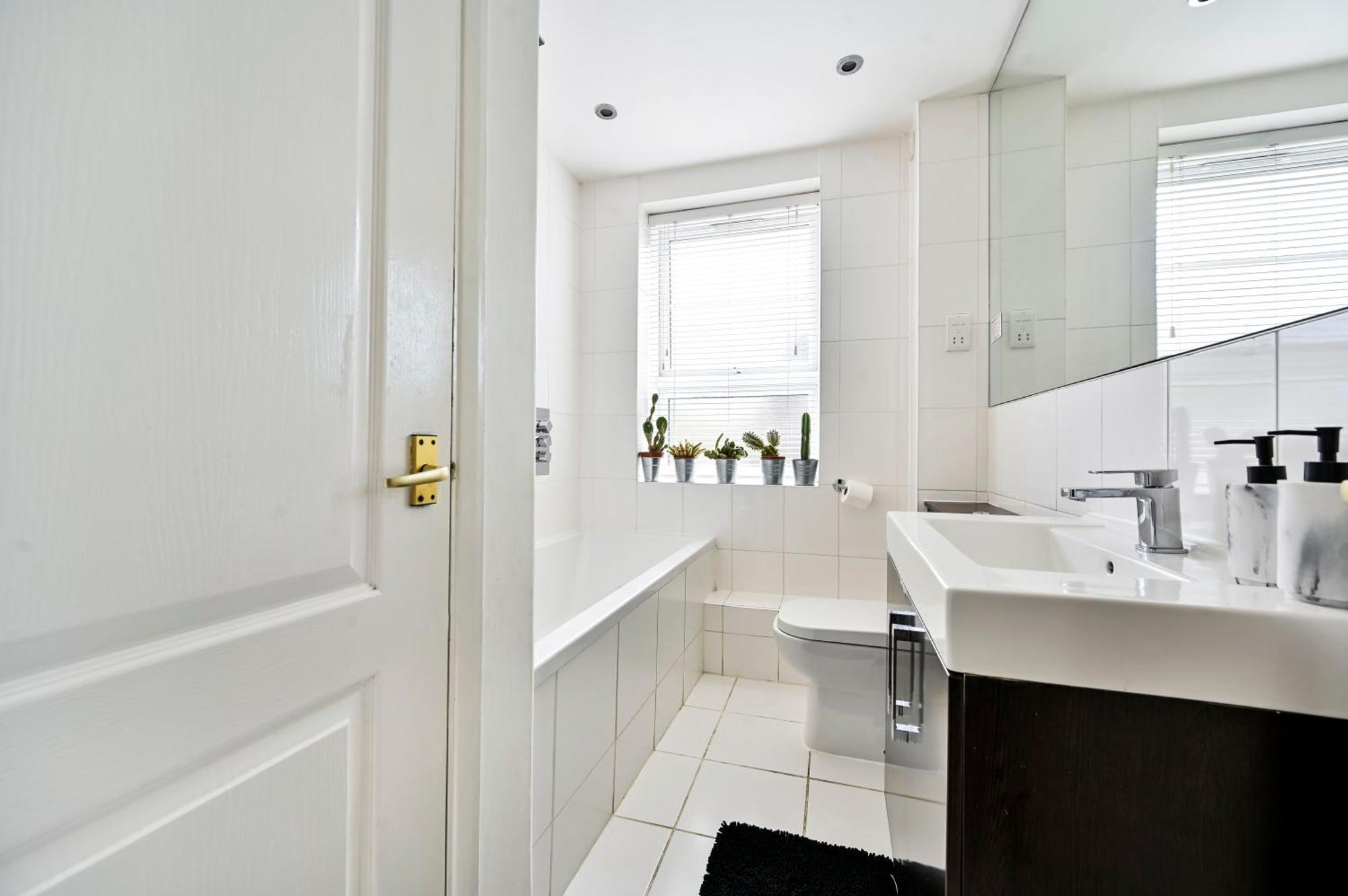 Cosy 1-bed E15, Sleeps 4, 1 Min From Tube Station Near O2 Arena Apartment