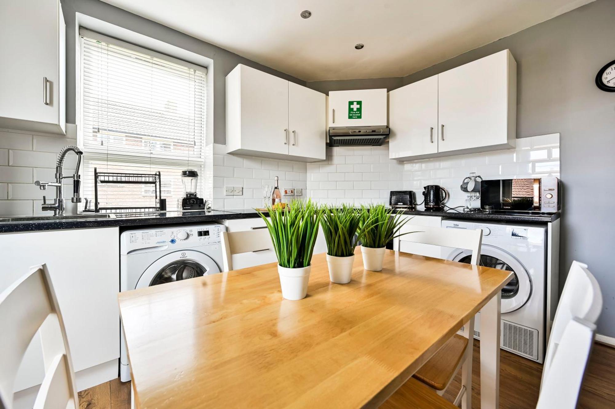 Cosy 1-bed E15, Sleeps 4, 1 Min From Tube Station Near O2 Arena * London