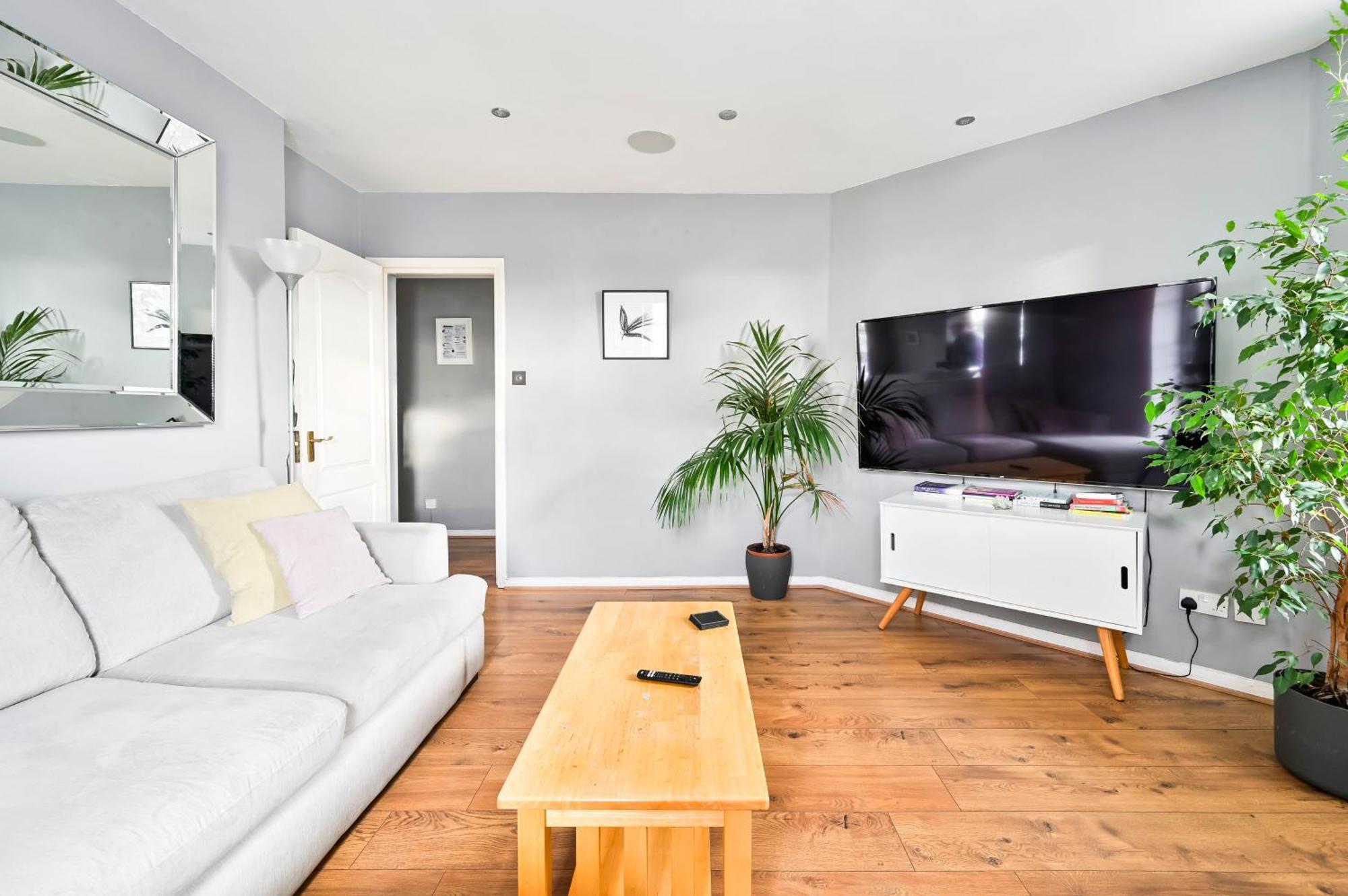 Cosy 1-bed E15, Sleeps 4, 1 Min From Tube Station Near O2 Arena Apartment