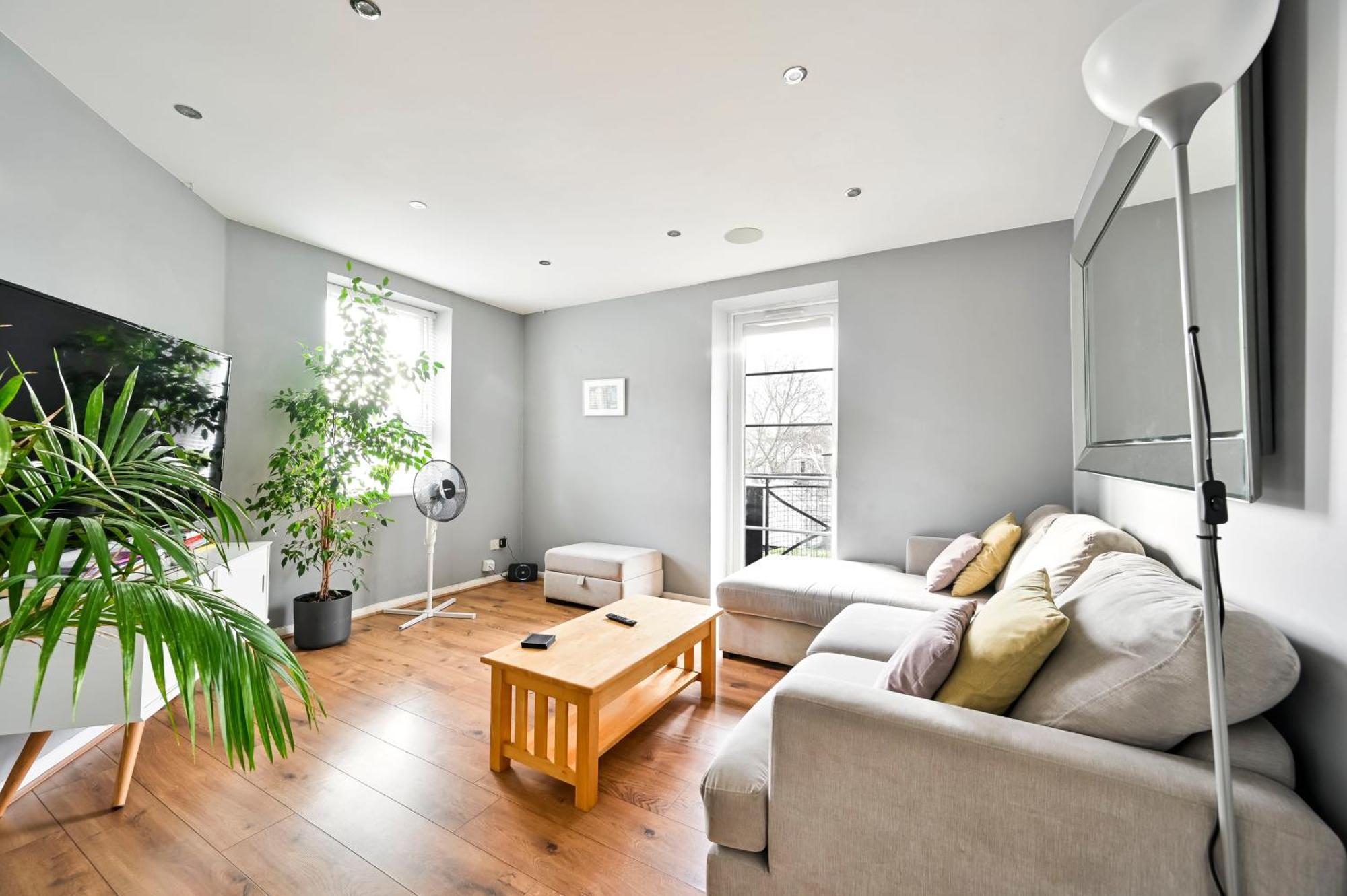 Cosy 1-bed E15, Sleeps 4, 1 Min From Tube Station Near O2 Arena * London