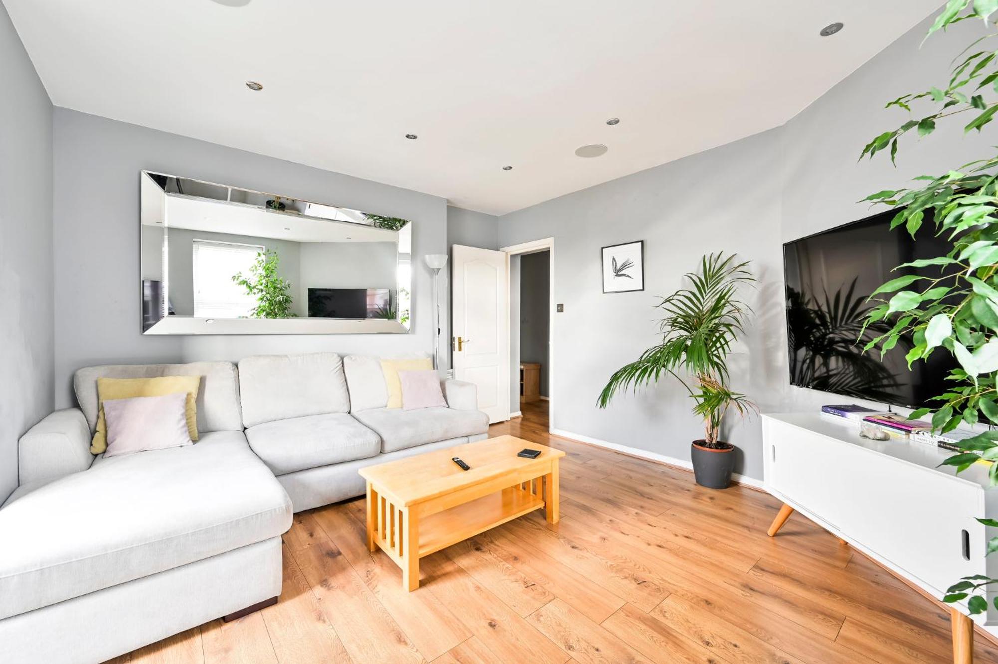 Cosy 1-bed E15, Sleeps 4, 1 Min From Tube Station Near O2 Arena Apartment *